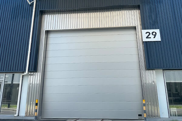 泰瑞机械厂房的工业提升门