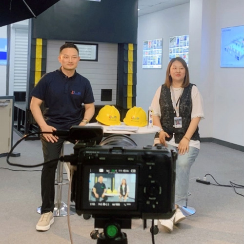 上图为：西朗门业董事长杨元嘉接受阿里巴巴国际站采访现场