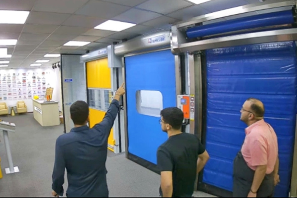 国外客户来访西朗门业参观工业门展厅