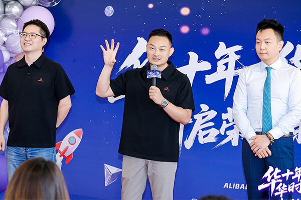 上图为：西朗门业董事长杨元嘉在乔迁仪式上致辞