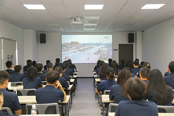 上图为：西朗门业全员观看阅兵式