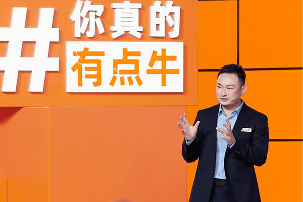 上图为：西朗门业总经理杨元嘉在真牛奖现场激辩中