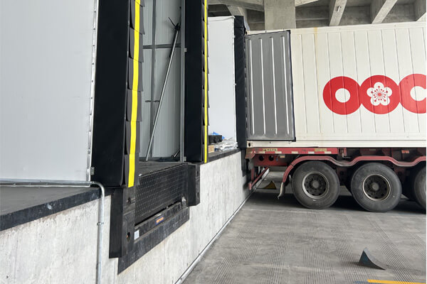 医药包装厂的装卸货平台