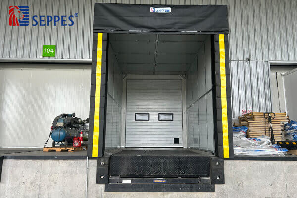 出口滑升门互锁固定式装卸货平台