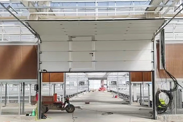 蔬菜培育大棚的提升门